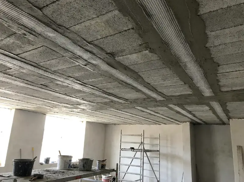 Plafond in uitvoering met wapeningsnet over de naden tussen de welfsels